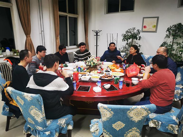 承德蘇墾銀河黨政工團(tuán)領(lǐng)導(dǎo)春節(jié)期間慰問(wèn)留承過(guò)年員工(圖2) 承德蘇墾銀河黨政工團(tuán)領(lǐng)導(dǎo)春節(jié)期間慰問(wèn)留承過(guò)年員工(圖2)